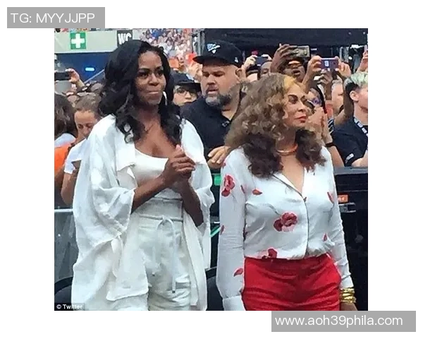 成都街头偶遇足球明星热舞瞬间引发粉丝围观欢呼声不断 成都街头偶遇足球明星热舞瞬间引发粉丝围观欢呼声不断